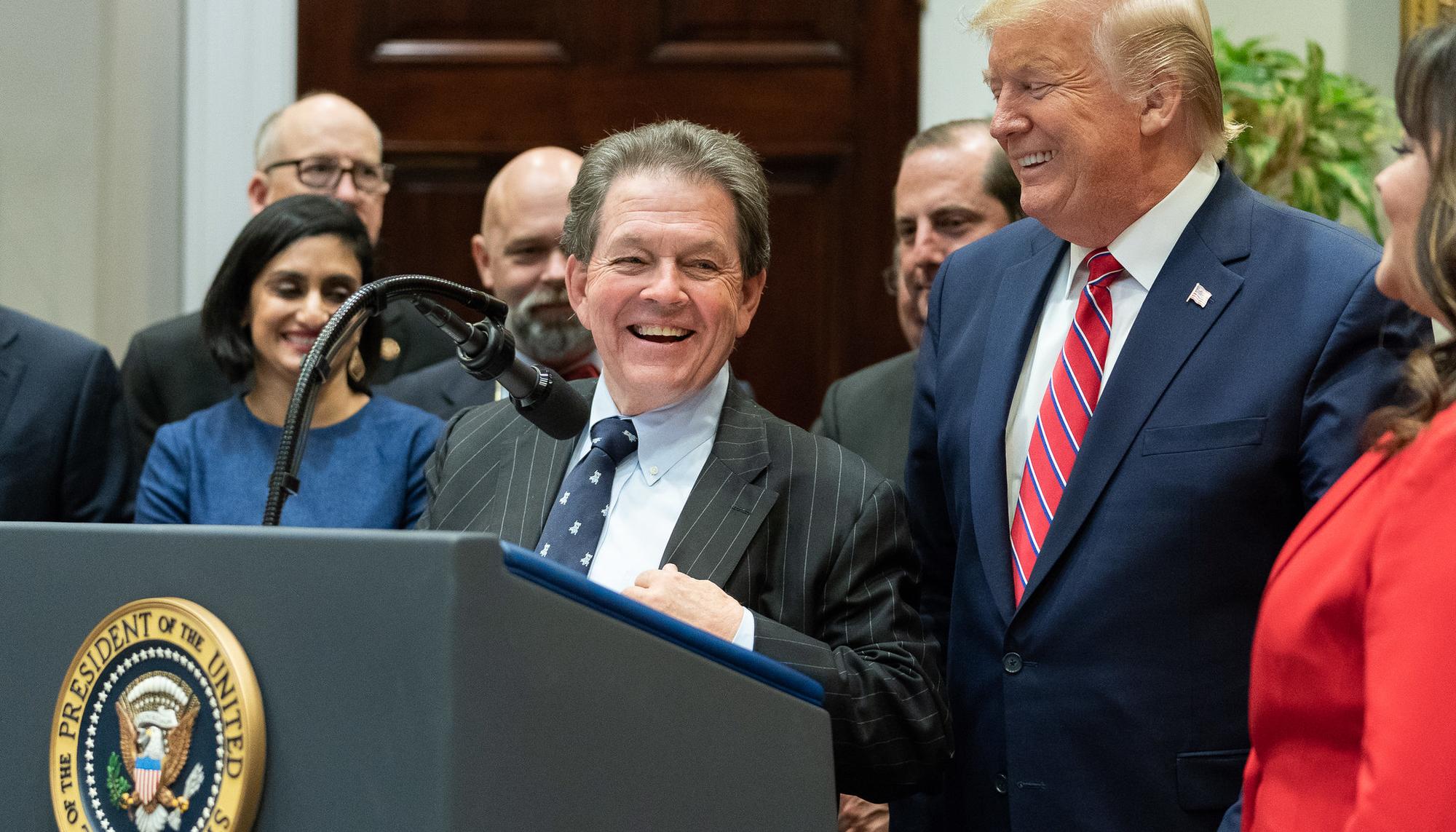Arthur Laffer y Donald Trump en un acto en la Casa Blanca en noviembre de 2019.